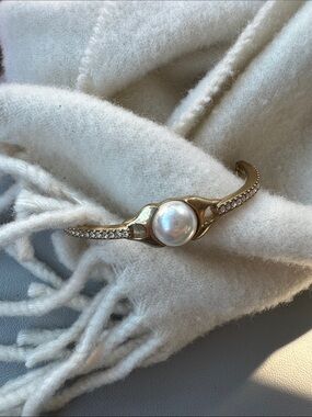 Avon Gold-Tone Imitation Pearl and Crystal Bracelet - White Pearl